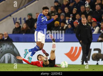 Leicester, Inghilterra, 7th aprile 2022. James Justin di Leicester City affronta Ritsu Doan di PSV Eindhoven durante la partita della UEFA Europa Conference League al King Power Stadium di Leicester. Il credito dovrebbe essere: Darren Staples / Sportimage Foto Stock