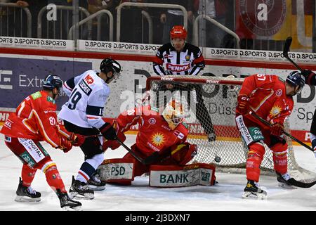 Duesseldorf, Germania. 07th Apr 2022. Hockey su ghiaccio: DEL, Düsseldorfer EG - Nürnberg Ice Tigers, campionato, 1st round, 2nd matchday, ISS Dome. Il goalie Hendrik Hane di Dusseldorf non può impedire le 5:4. Credit: Federico Gambarini/dpa/Alamy Live News Foto Stock