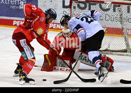 Duesseldorf, Germania. 07th Apr 2022. Hockey su ghiaccio: DEL, Düsseldorfer EG - Nürnberg Ice Tigers, campionato, 1st round, 2nd matchday, ISS Dome. David Trinkberger (l) di Düsseldorf e Daniel Schmölz di Norimberga lottano per il puck. Credit: Federico Gambarini/dpa/Alamy Live News Foto Stock