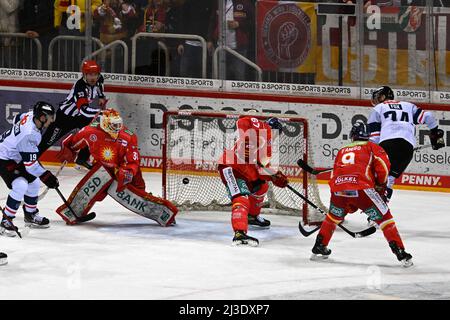 Duesseldorf, Germania. 07th Apr 2022. Hockey su ghiaccio: DEL, Düsseldorfer EG - Nürnberg Ice Tigers, round di campionato, 1st round, 2nd matchday, ISS Dome. E Dane Fox di Nürnberg (r) segnano le 5:4. Credit: Federico Gambarini/dpa/Alamy Live News Foto Stock