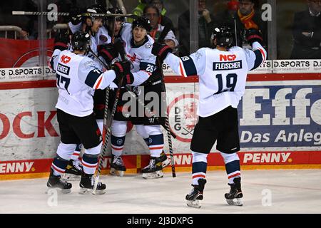 Duesseldorf, Germania. 07th Apr 2022. Hockey su ghiaccio: DEL, Düsseldorfer EG - Nürnberg Ice Tigers, campionato, 1st round, 2nd matchday, ISS Dome. I giocatori di Norimberga festeggiano le 5:5. Credit: Federico Gambarini/dpa/Alamy Live News Foto Stock