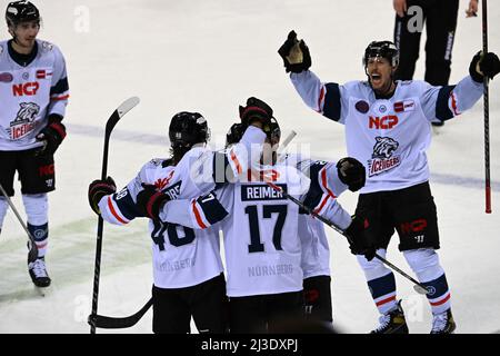 Duesseldorf, Germania. 07th Apr 2022. Hockey su ghiaccio: DEL, Düsseldorfer EG - Nürnberg Ice Tigers, campionato, 1st round, 2nd matchday, ISS Dome. I giocatori di Norimberga festeggiano le 5:5. Credit: Federico Gambarini/dpa/Alamy Live News Foto Stock