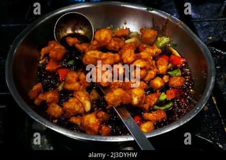 preparazione della ricetta cinese del pollo al kung pao in una padella calda Foto Stock
