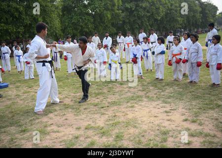 Gli studenti della Shotokan Karate-Do Association stanno imparando diverse tecniche di karate dal Maestro Sanjib Sutrahar in un terreno di Agartala. Tripura, India. Foto Stock