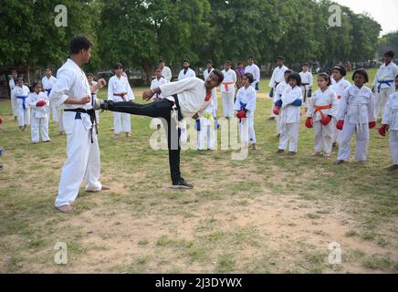 Gli studenti della Shotokan Karate-Do Association stanno imparando diverse tecniche di karate dal Maestro Sanjib Sutrahar in un terreno di Agartala. Tripura, India. Foto Stock