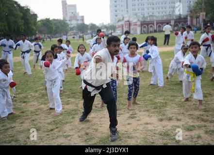 Gli studenti della Shotokan Karate-Do Association stanno imparando diverse tecniche di karate dal Maestro Sanjib Sutrahar in un terreno di Agartala. Tripura, India. Foto Stock