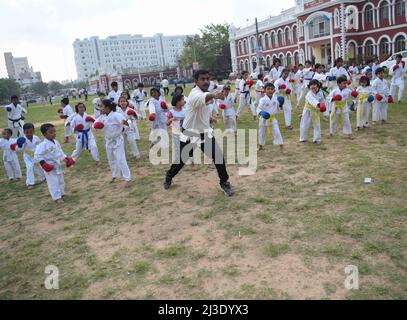 Gli studenti della Shotokan Karate-Do Association stanno imparando diverse tecniche di karate dal Maestro Sanjib Sutrahar in un terreno di Agartala. Tripura, India. Foto Stock