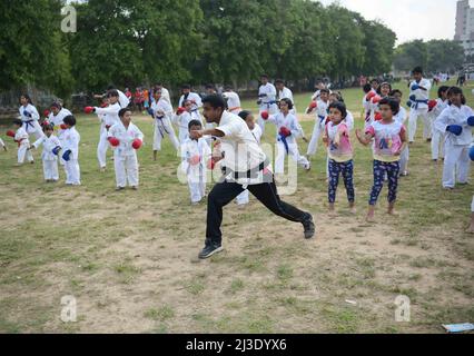 Gli studenti della Shotokan Karate-Do Association stanno imparando diverse tecniche di karate dal Maestro Sanjib Sutrahar in un terreno di Agartala. Tripura, India. Foto Stock