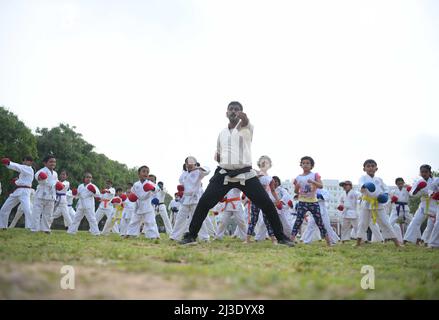 Gli studenti della Shotokan Karate-Do Association stanno imparando diverse tecniche di karate dal Maestro Sanjib Sutrahar in un terreno di Agartala. Tripura, India. Foto Stock