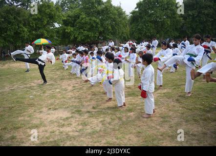 Gli studenti della Shotokan Karate-Do Association stanno imparando diverse tecniche di karate dal Maestro Sanjib Sutrahar in un terreno di Agartala. Tripura, India. Foto Stock