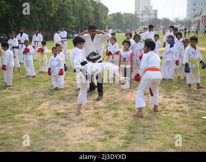 Gli studenti della Shotokan Karate-Do Association stanno imparando diverse tecniche di karate dal Maestro Sanjib Sutrahar in un terreno di Agartala. Tripura, India. Foto Stock