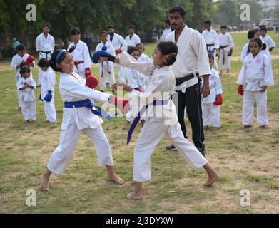 Gli studenti della Shotokan Karate-Do Association stanno imparando diverse tecniche di karate dal Maestro Sanjib Sutrahar in un terreno di Agartala. Tripura, India. Foto Stock