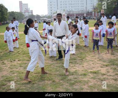 Gli studenti della Shotokan Karate-Do Association stanno imparando diverse tecniche di karate dal Maestro Sanjib Sutrahar in un terreno di Agartala. Tripura, India. Foto Stock