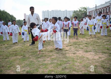 Gli studenti della Shotokan Karate-Do Association stanno imparando diverse tecniche di karate dal Maestro Sanjib Sutrahar in un terreno di Agartala. Tripura, India. Foto Stock