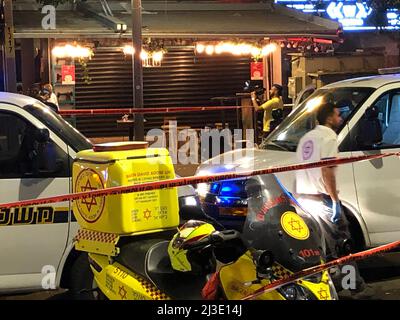 Tel Aviv, Israele. 07th Apr 2022. Almeno due persone sono morte e quattro sono state gravemente ferite durante un tiro nel centro di Tel Aviv giovedì 7 aprile 2022. (Foto di Matan Golan/Sipa USA) Credit: Sipa USA/Alamy Live News Foto Stock