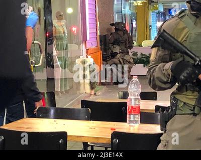 Tel Aviv, Israele. 07th Apr 2022. Almeno due persone sono morte e quattro sono state gravemente ferite durante un tiro nel centro di Tel Aviv giovedì 7 aprile 2022. (Foto di Matan Golan/Sipa USA) Credit: Sipa USA/Alamy Live News Foto Stock