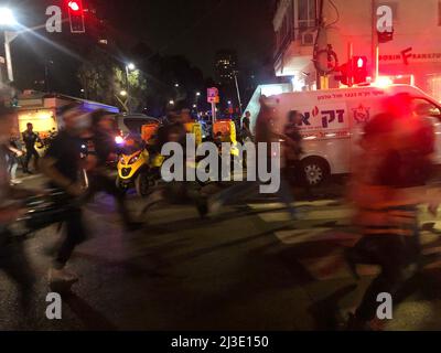 Tel Aviv, Israele. 07th Apr 2022. Almeno due persone sono morte e quattro sono state gravemente ferite durante un tiro nel centro di Tel Aviv giovedì 7 aprile 2022. (Foto di Matan Golan/Sipa USA) Credit: Sipa USA/Alamy Live News Foto Stock