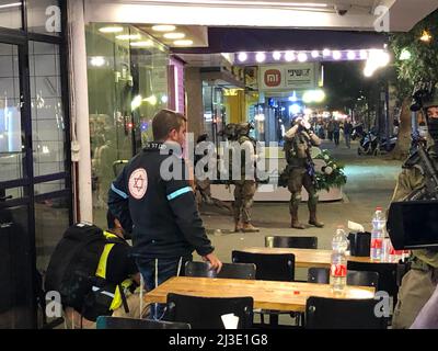 Tel Aviv, Israele. 07th Apr 2022. Almeno due persone sono morte e quattro sono state gravemente ferite durante un tiro nel centro di Tel Aviv giovedì 7 aprile 2022. (Foto di Matan Golan/Sipa USA) Credit: Sipa USA/Alamy Live News Foto Stock