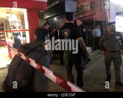 Tel Aviv, Israele. 07th Apr 2022. Almeno due persone sono morte e quattro sono state gravemente ferite durante un tiro nel centro di Tel Aviv giovedì 7 aprile 2022. (Foto di Matan Golan/Sipa USA) Credit: Sipa USA/Alamy Live News Foto Stock