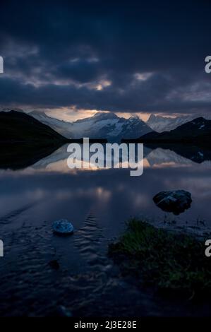 Luce luna piena a Bachalpsee vicino a Grindelwald Foto Stock