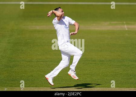 Kyle Abbott dell'Hampshire Bowls durante il giorno uno della LV= County Championship Division uno partita all'Ageas Bowl di Southampton. Foto Stock