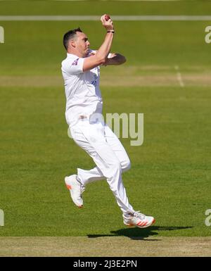 Kyle Abbott dell'Hampshire Bowls durante il giorno uno della LV= County Championship Division uno partita all'Ageas Bowl di Southampton. Foto Stock