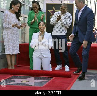 Los Angeles, Stati Uniti. 07th Apr 2022. La cantante, l'attrice, l'autore e il produttore Ashanti (C), vincitrice del premio American Grammy Awards, ha savors the moment durante una cerimonia di inaugurazione che la onorerà con la stella 18th sulla Hollywood Walk of Fame giovedì 7 aprile 2022 a Los Angeles. Foto di Jim Ruymen/UPI Credit: UPI/Alamy Live News Foto Stock