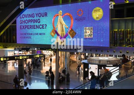 Doha, Qatar, 06.04.2022: Innenansicht des Terminals im Hamad-International-Airport a Doha, Katar. Foto Stock