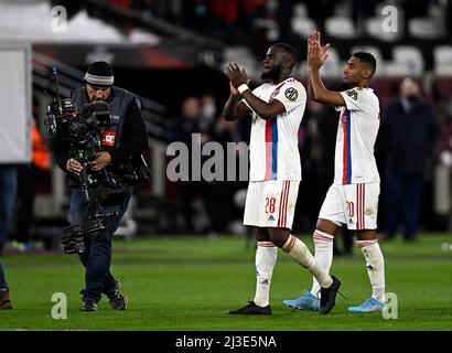 Londra, Regno Unito. 6th Apr 2022. Tanguy Ndombele (Lione, 28) e Tete (Lione) applaudono i tifosi durante la partita finale West Ham vs Olympique Lyonnais UEFA Europa League Quarter al London Stadium, Stratford, Londra, Regno Unito. Credit: MARTIN DALTON/Alamy Live News Foto Stock