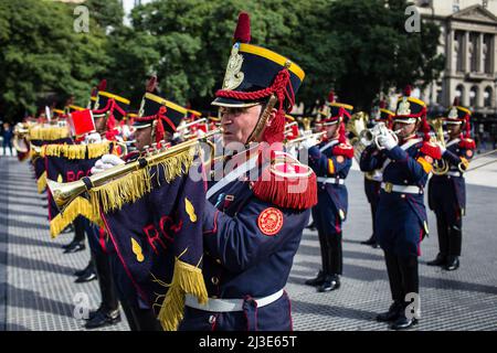 Buenos Aires, Argentina. 07th Apr 2022. I Grenadiers cantano i versi dell'inno nazionale boliviano. Il Presidente dello Stato Plurinazionale della Bolivia, Luis Arce Catacora, è arrivato in Argentina in visita ufficiale per incontrare e firmare accordi con il Presidente dell'Argentina, Alberto Fenandez. Credit: SOPA Images Limited/Alamy Live News Foto Stock