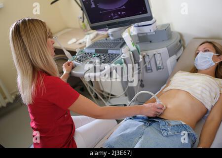 Ultrasuoni dell'utero e del sistema riproduttivo femminile in clinica Foto Stock