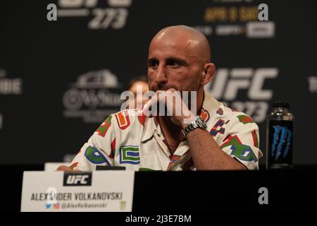 JACKSONVILLE, FL - Aprile 7: Alexander Volkanovski incontra la stampa e i fan della conferenza stampa a Times Union Center for UFC 273 - Volkanovski vs The Korean - presser il 7 Aprile 2022 a Jacksonville, Florida, Stati Uniti. (Foto di Louis Grasse/PxImages) Foto Stock