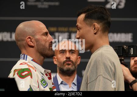 JACKSONVILLE, FL - Aprile 7: Alexander Volkanovski (L) e Korean Zombie (R) si confrontano con la stampa e i fan della conferenza stampa a Times Union Center for UFC 273 - Volkanovski vs The Korean - presser il 7 Aprile 2022 a Jacksonville, Florida, Stati Uniti. (Foto di Louis Grasse/PxImages) Foto Stock