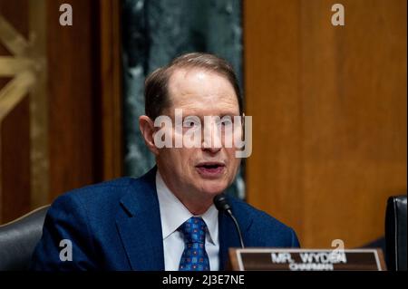 Washington, Stati Uniti. 07th Apr 2022. Il senatore statunitense Ron Wyden (D-OR) parla a un'audizione del Senato Finance Committee. Credit: SOPA Images Limited/Alamy Live News Foto Stock