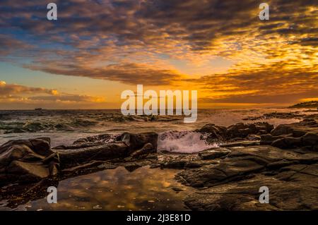 Il pittoresco e rocciosa spiaggia Ballito paesaggio a nord di Durban , KZN Sud Africa Foto Stock