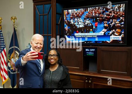 Washington, Stati Uniti d'America. 07th Apr 2022. Washington, Stati Uniti d'America. 07 aprile 2022. Il presidente degli Stati Uniti Joe Biden pone per un selfie con il giudice Ketanji Brown Jackson dopo che è stata confermata dal Senato come la prima donna nera Supreme Corte associate Justice nella Roosevelt Room della Casa Bianca Aprile 7, 2022 a Washington, DC Credit: Adam Schultz/White House Photo/Alamy Live News Foto Stock