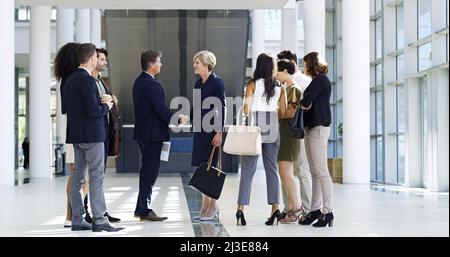 Sono contento che lavoreremo insieme. Sparo a tutta lunghezza di due uomini d'affari che scuotono le mani durante un incontro e un saluto. Foto Stock
