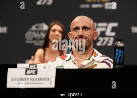 Jacksonville, Florida, JACKSONVILLE, Florida, Stati Uniti. 7th Apr 2022. JACKSONVILLE, FL - Aprile 7: Alexander Volkanovski incontra la stampa e i fan della conferenza stampa a Times Union Center for UFC 273 - Volkanovski vs The Korean - presser il 7 Aprile 2022 a Jacksonville, Florida, Stati Uniti. (Credit Image: © Louis Grasse/PX Imagens via ZUMA Press Wire) Foto Stock