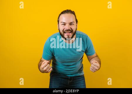 Ritratto giovane ispanico su sfondo giallo in Messico America Latina Foto Stock