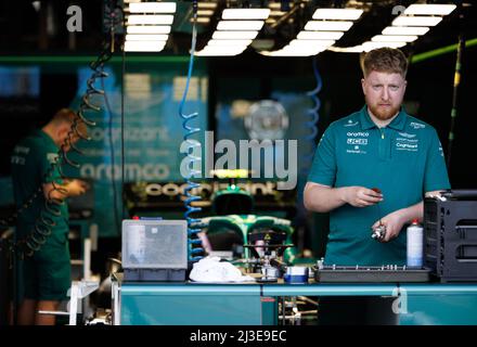 MELBOURNE, AUSTRALIA, circuito Albert Park Grand Prix, 7. Aprile: Meccanici lavorano sulla vettura di Sebastian Vettel (GER) del team Aston Martin durante il Gran Premio di Formula uno australiano sul circuito Albert Park Grand Prix 7. Aprile, 2022. Foto Stock