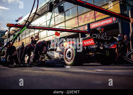 MELBOURNE, AUSTRALIA, circuito Albert Park Grand Prix, 7. Aprile: Meccanici che lavorano e praticano soste ai box con la vettura numero 11 di Sergio Perez (MEX) del team Red Bull durante il Gran Premio di Formula uno australiano sul circuito Albert Park Grand Prix 7. Aprile, 2022. Foto Stock