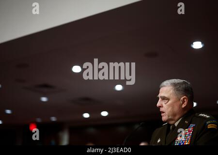 Washington, Stati Uniti. 7th Apr 2022. Il Presidente del Joint Chiefs degli Stati Uniti del generale del personale Mark Milley testimonia davanti al Comitato dei servizi Armed del Senato degli Stati Uniti riguardo alla richiesta di bilancio di difesa dell'anno fiscale 2023 su Capitol Hill a Washington, DC, gli Stati Uniti, il 7 aprile 2022. Credit: Ting Shen/Xinhua/Alamy Live News Foto Stock