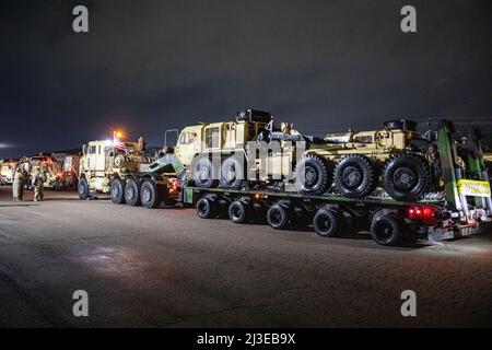 Tough ‘Ombres della 217th Transportation Company di San Antonio, Texas, sta trasportando attrezzature in tutto il paese per supportare i nostri alleati canadesi durante il prossimo esercizio Maple Resolve. Il nord dell'esercito degli Stati Uniti e le forze armate canadesi pianificano tutto l'anno per l'esercitazione del Maple Resolve dell'esercito canadese, l'esercitazione alleata più grande condotta in America del Nord. Maple Resolve offre l'opportunità di migliorare l'interoperabilità multi-nazionale in un esercizio di formazione sul campo a livello di brigata. Steve Pazak, Comandante della Brigata di sostegno del 90th, e comando Sgt. Major. Brenda Acosta collegato con Foto Stock