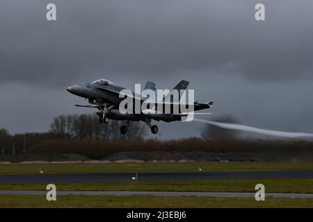 Una Royal Canadian Air Force CF-18 Hornet decollo durante la bandiera frisone 22 alla Leeuwarden Air base, Olanda, 5 aprile 2022. Personale proveniente da più paesi di tutto il mondo, compresi i Paesi Bassi, gli Stati Uniti, la Germania, la Francia, La Finlandia, la Polonia, il Portogallo e la Spagna partecipano alla bandiera frisone 22. (STATI UNITI Air Force foto di Senior Airman Thomas S. Keisler IV) Foto Stock