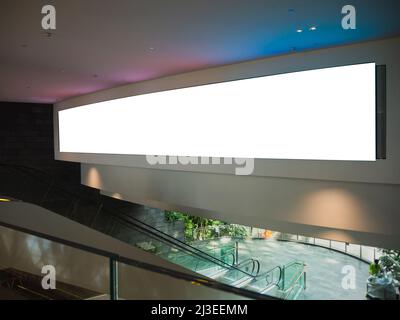 Pubblicità orizzontale vuota mock su di una parete della TV in un centro commerciale moderno Foto Stock