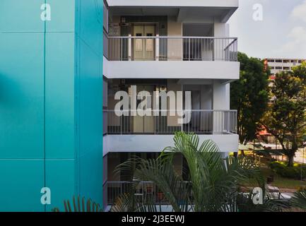 Vista di alloggi pubblici a Singapore. Lobby con ascensore di un alto edificio di appartamenti in un quartiere residenziale. Foto Stock