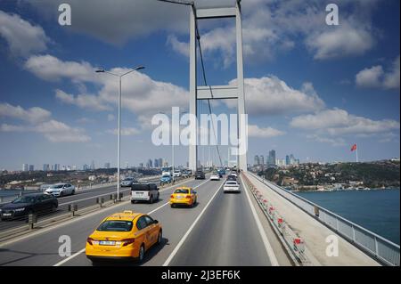 Istanbul, Turchia - Marzo 24 2022: Traffico auto sul ponte del Bosforo a Istanbul vista panoramica in luminoso giorno di sole Foto Stock