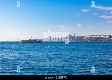 Foto di Istanbul. Penisola storica di Istanbul e un traghetto di giorno. Viaggio in Turchia foto di sfondo. Foto Stock
