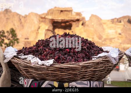 Bollitore per tè e spezie in sacchetti a orientare il mercato in serata Foto Stock