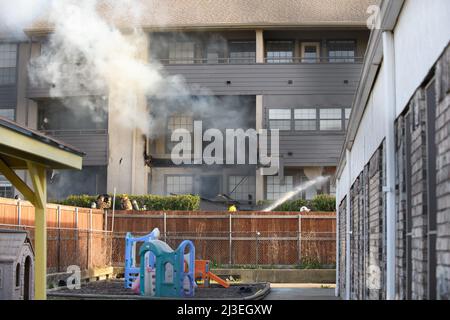 7 aprile 2022: Un incendio di cinque-larm alla comunità Serenity 55, 3200 Dilido Road, nel nord-est di Dallas TX.Extra allarmi sono stati chiamati per fornire ambulanze per il trasporto di anziani e medici-sfidati residenti. (Credit Image: © avi Adelman/ZUMA Press Wire) Foto Stock